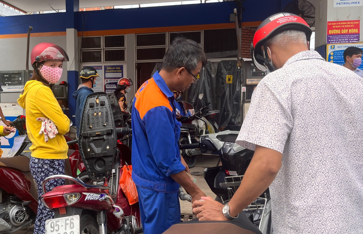 Mới có 39% cửa hàng xăng dầu ở Cần Thơ thực hiện phát hành hóa đơn theo từng lần bán hàng. Mới có 39% cửa hàng xăng dầu ở Cần Thơ thực hiện phát hành hóa đơn theo từng lần bán hàng.