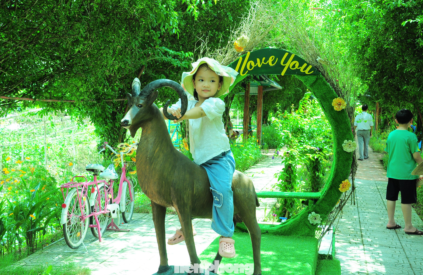 Trẻ em thích thú giữa vườn cây trái mát mắt. Trẻ em thích thú giữa vườn cây trái mát mắt.