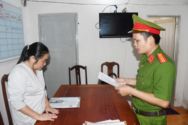 Công an thi hành quyết định đối với Cao Lê Bảo Trân. Ảnh: H.Giang. Công an thi hành quyết định đối với Cao Lê Bảo Trân. Ảnh: H.Giang.