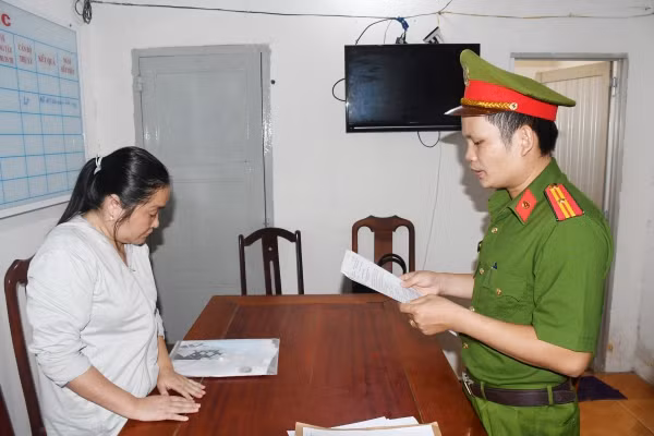 Công an thi hành quyết định đối với Cao Lê Bảo Trân. Ảnh: H.Giang.