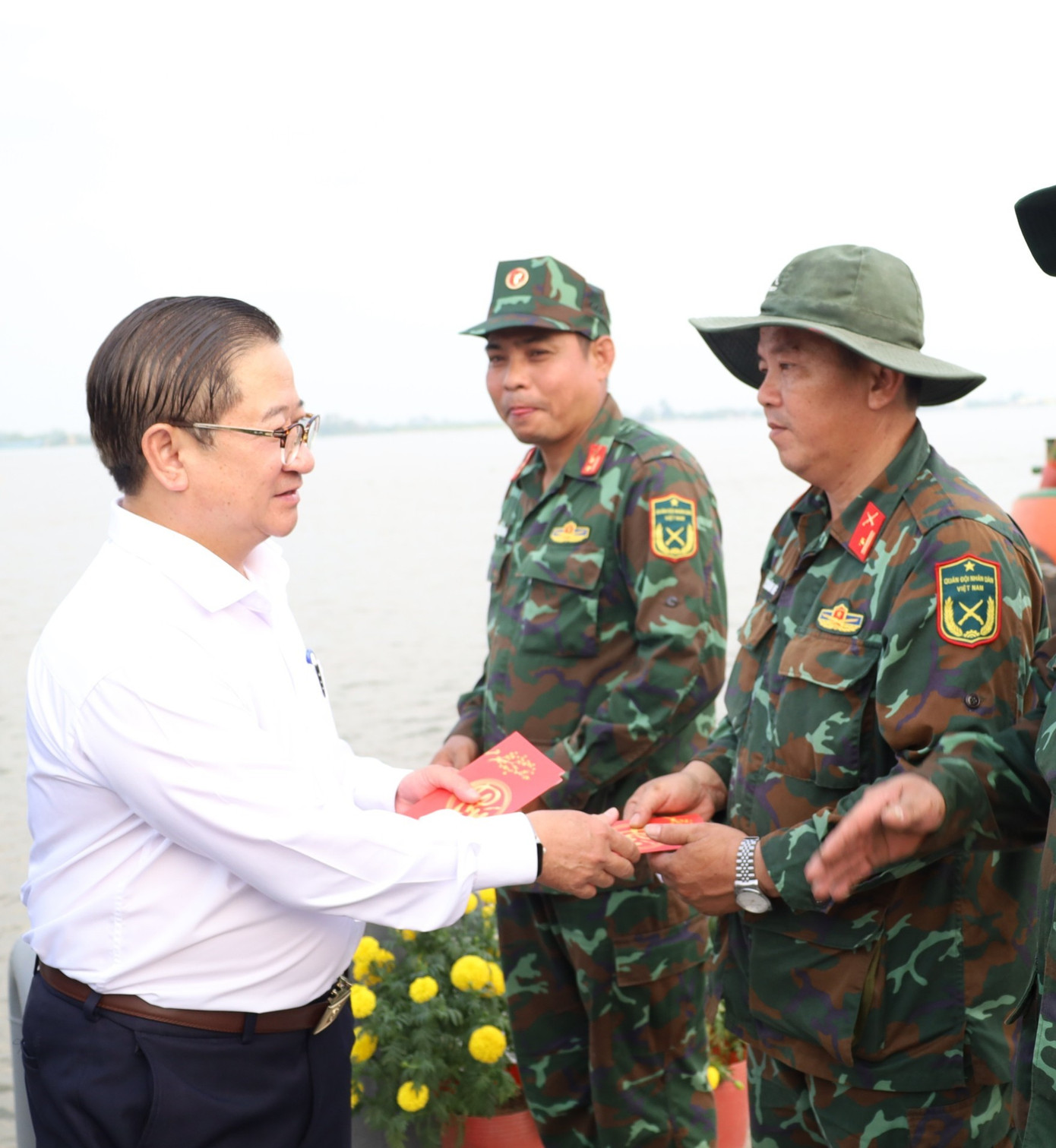 Phó Bí thư Thường trực Thành ủy, Chủ tịch HĐND thành phố Cần Thơ Phạm Văn Hiểu (trái) và Chủ tịch UBND thành phố Trần Việt Trường tặng quà cán bộ, chiến sĩ.