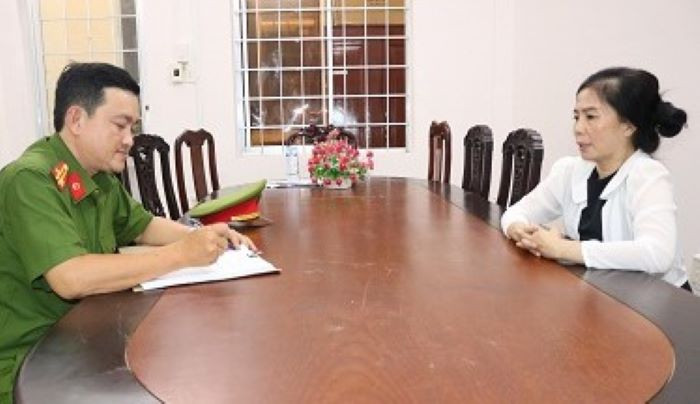 Công an làm việc với Đinh Thị Thùy Trinh. Ảnh: P.Hơn
