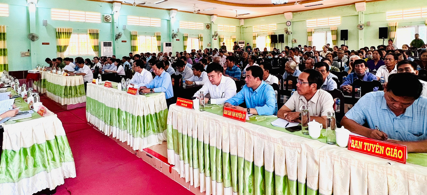 Lãnh đạo tỉnh Vĩnh Long đối thoại với người dân khu vực khai thác cát ở huyện Trà Ôn, tháng 4/2024. Ảnh: T.Q