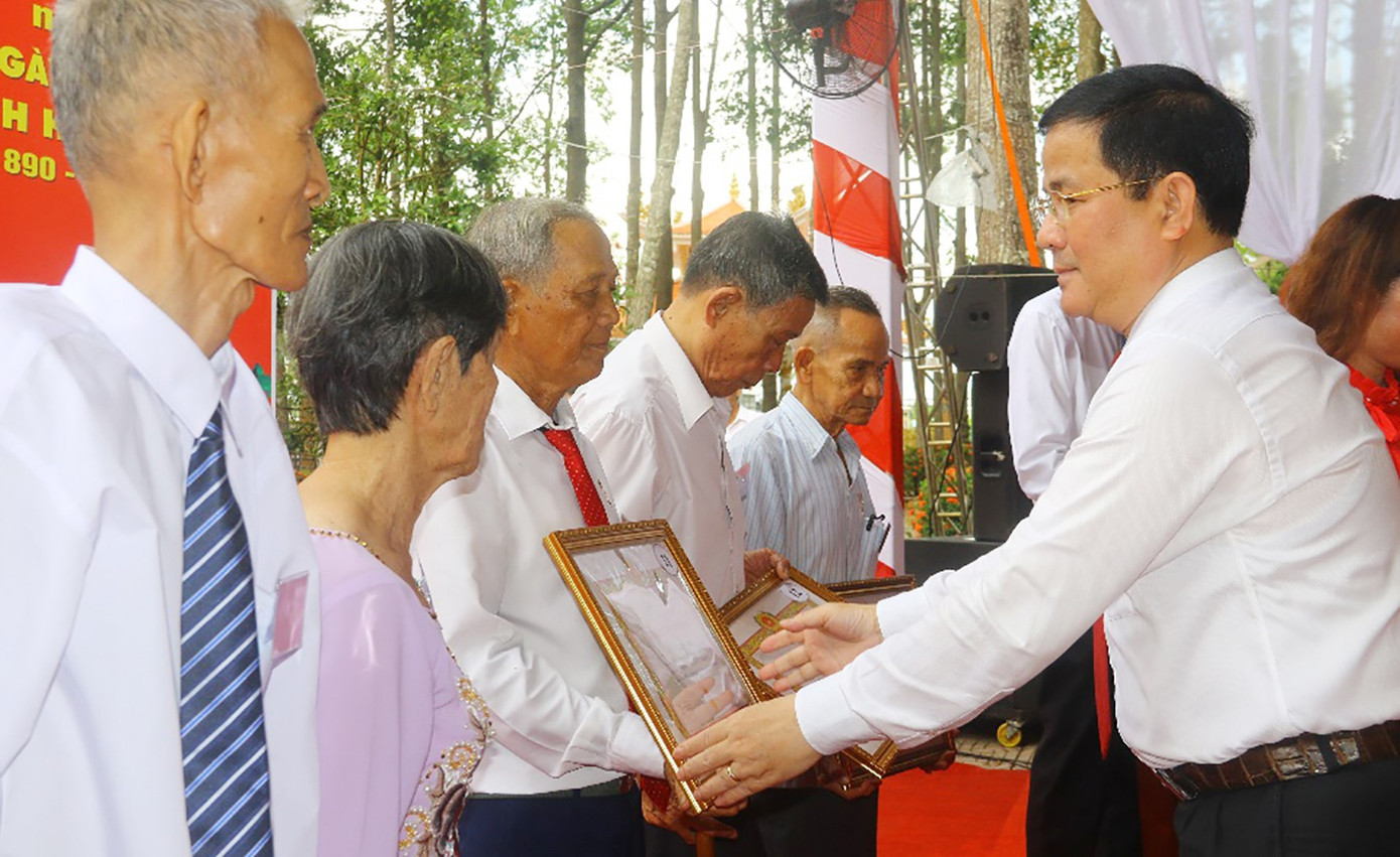 Chủ tịch UBND tỉnh Hậu Giang - ông Trần Văn Huyến trao Huy hiệu Đảng cho các đảng viên nhiều năm tuổi Đảng. Chủ tịch UBND tỉnh Hậu Giang - ông Trần Văn Huyến trao Huy hiệu Đảng cho các đảng viên nhiều năm tuổi Đảng.