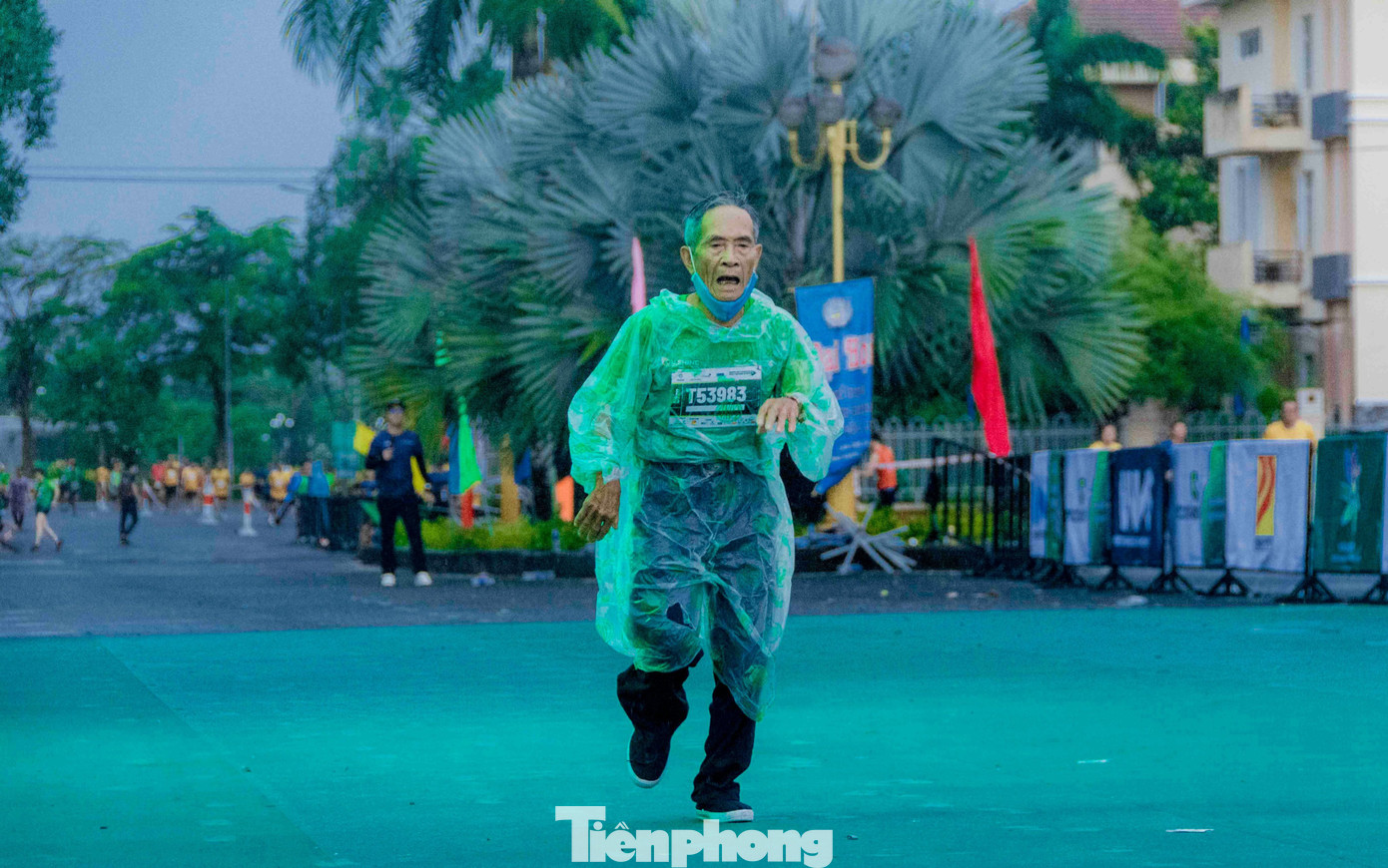 VĐV cao tuổi nhất tại giải năm nay, cụ Nguyễn Trọng Lộc (86 tuổi, ngụ thành phố Vị Thanh, tỉnh Hậu Giang).