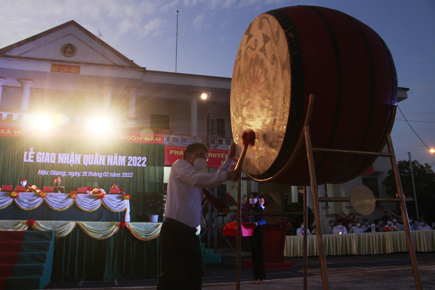 Lãnh đạo thành phố Vị Thanh đánh trống khai hội tòng quân.