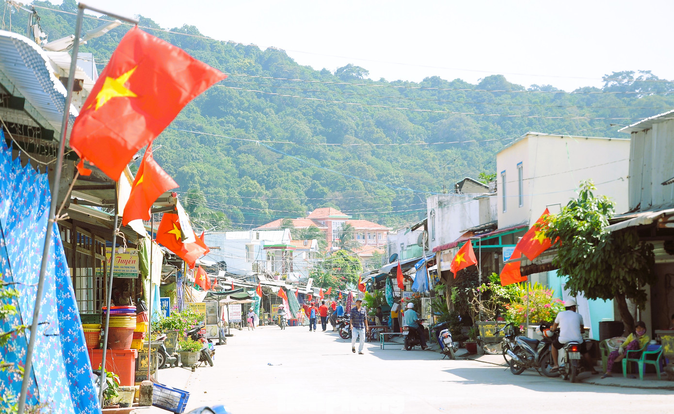 Đường vào trung tâm xã Thổ Châu.