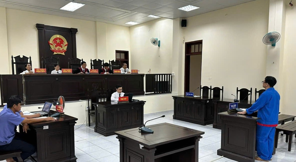 Bị cáo Nguyễn Việt Triều tại toà. Bị cáo Nguyễn Việt Triều tại toà.