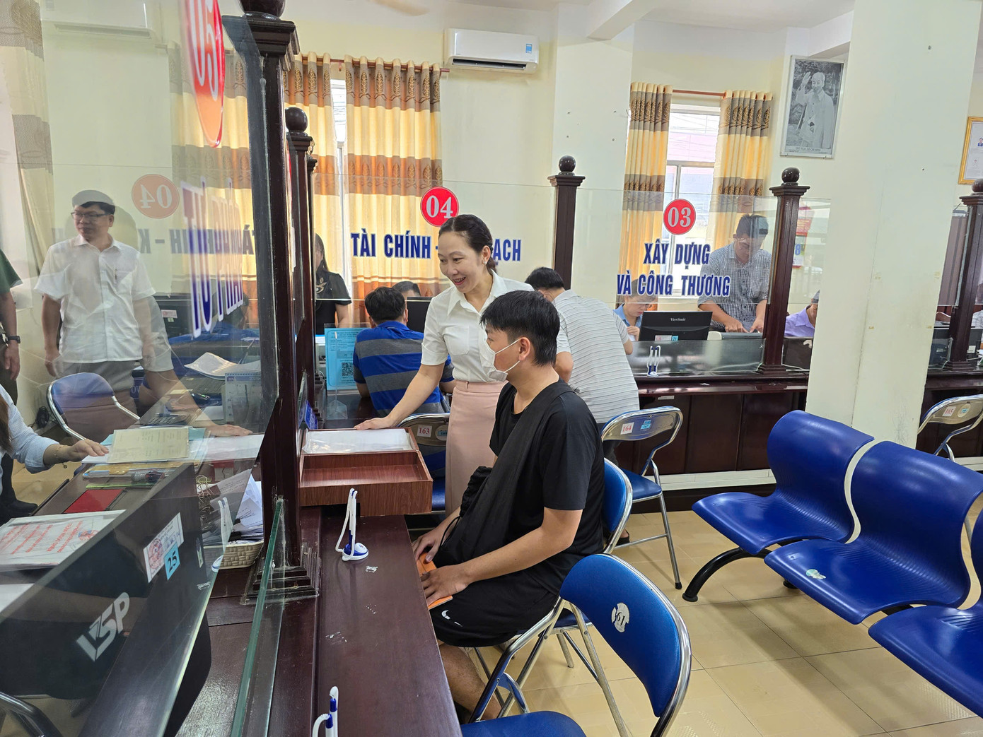 Lãnh đạo UBND phường Tân An kiểm tra hoạt động tại Trung tâm Phục vụ hành chính công. Lãnh đạo UBND phường Tân An kiểm tra hoạt động tại Trung tâm Phục vụ hành chính công.