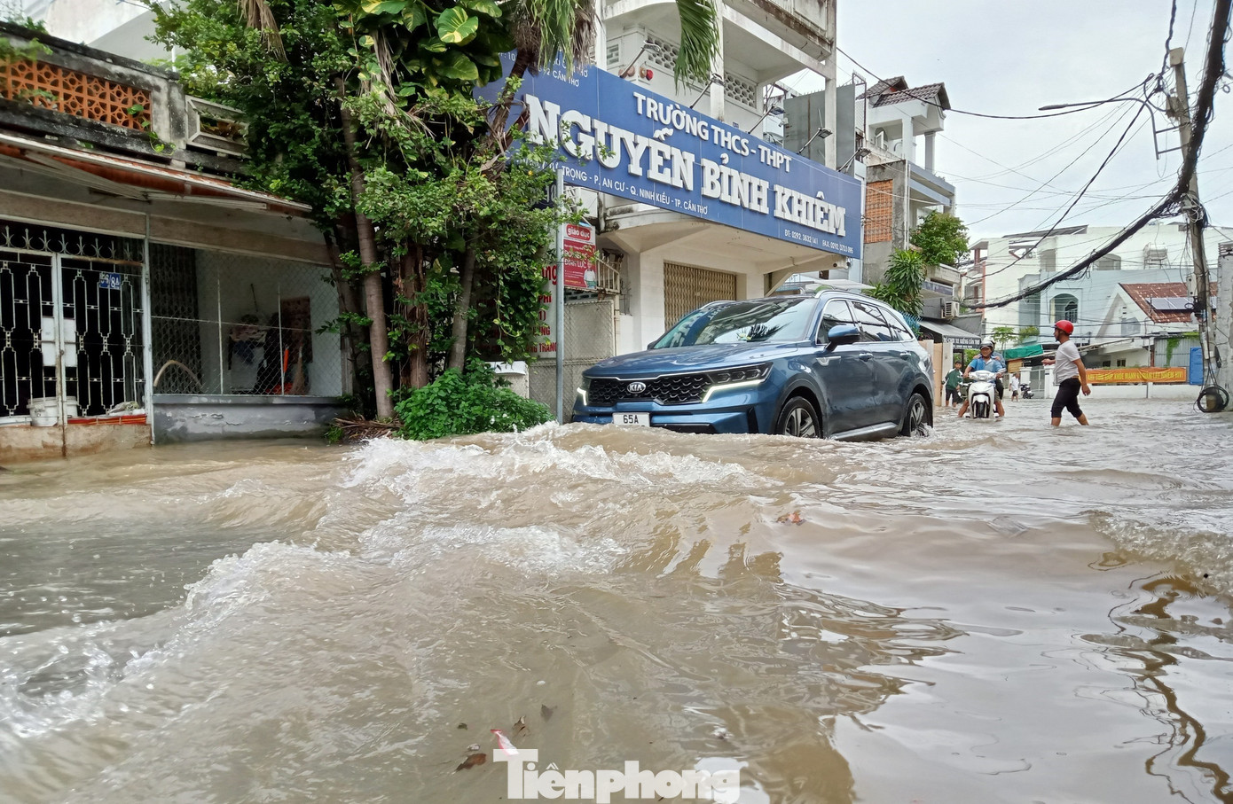 Đài Khí tượng thủy văn thành phố Cần Thơ cho biết, mực nước cao nhất tại trạm Cần Thơ trên sông Hậu cao nhất lúc 6h30 sáng nay (2/10) ở mức 2,13m (tương đương chiều 1/10), vượt mức báo động III là 13cm, cao nhất trong những ngày qua. Dự báo mực nước cao nhất chiều tối nay cũng ở mức 2,13m.