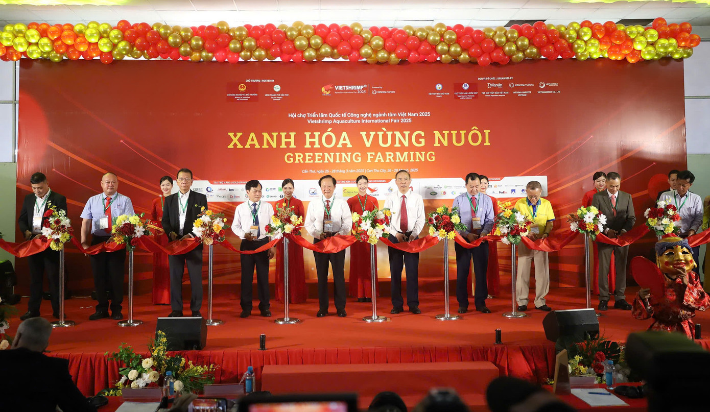 Đại biểu thực hiện nghi thức khai mạc hội chợ. Đại biểu thực hiện nghi thức khai mạc hội chợ.