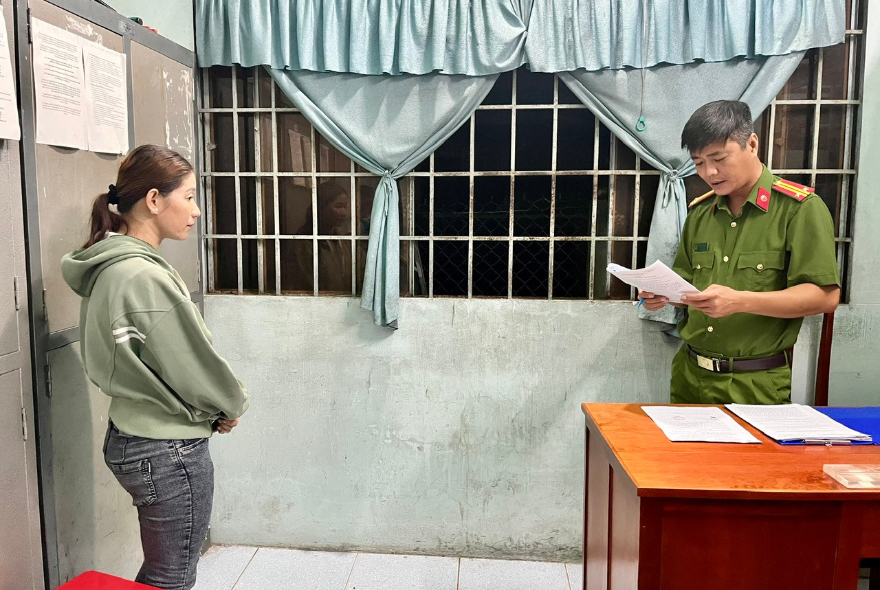 Công an tống đạt quyết định đối với Nguyễn Thị Cúc. Công an tống đạt quyết định đối với Nguyễn Thị Cúc.