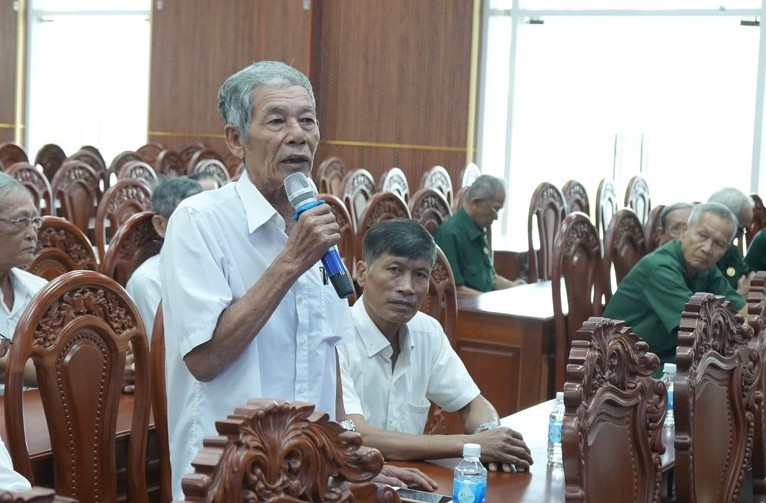 Cử tri nêu ý kiến. Ảnh: Phương Thảo Cử tri nêu ý kiến. Ảnh: Phương Thảo