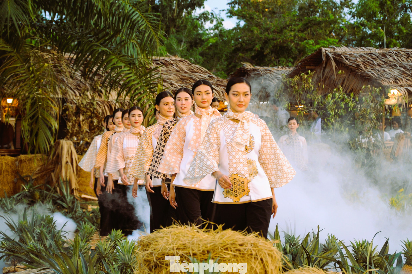 Các bộ sưu tập áo bà ba do các người mẫu chuyên nghiệp và không chuyên trình diễn tại lễ khai mạc được dệt và may từ tơ khóm ở Hậu Giang.