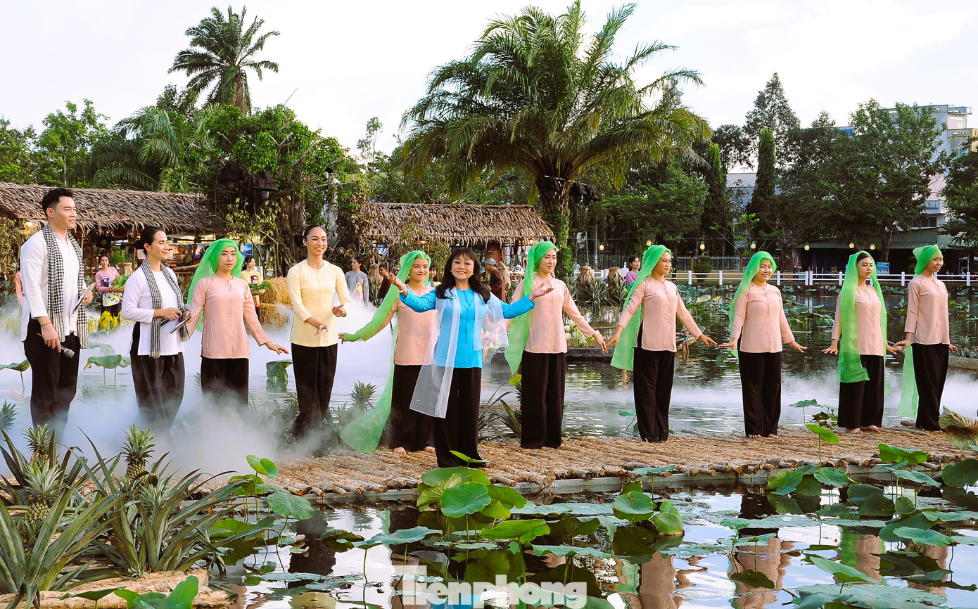 Danh ca Hương Lan trình bày ca khúc Chiếc áo bà ba của nhạc sĩ Trần Thiện Thanh tại lễ khai mạc.