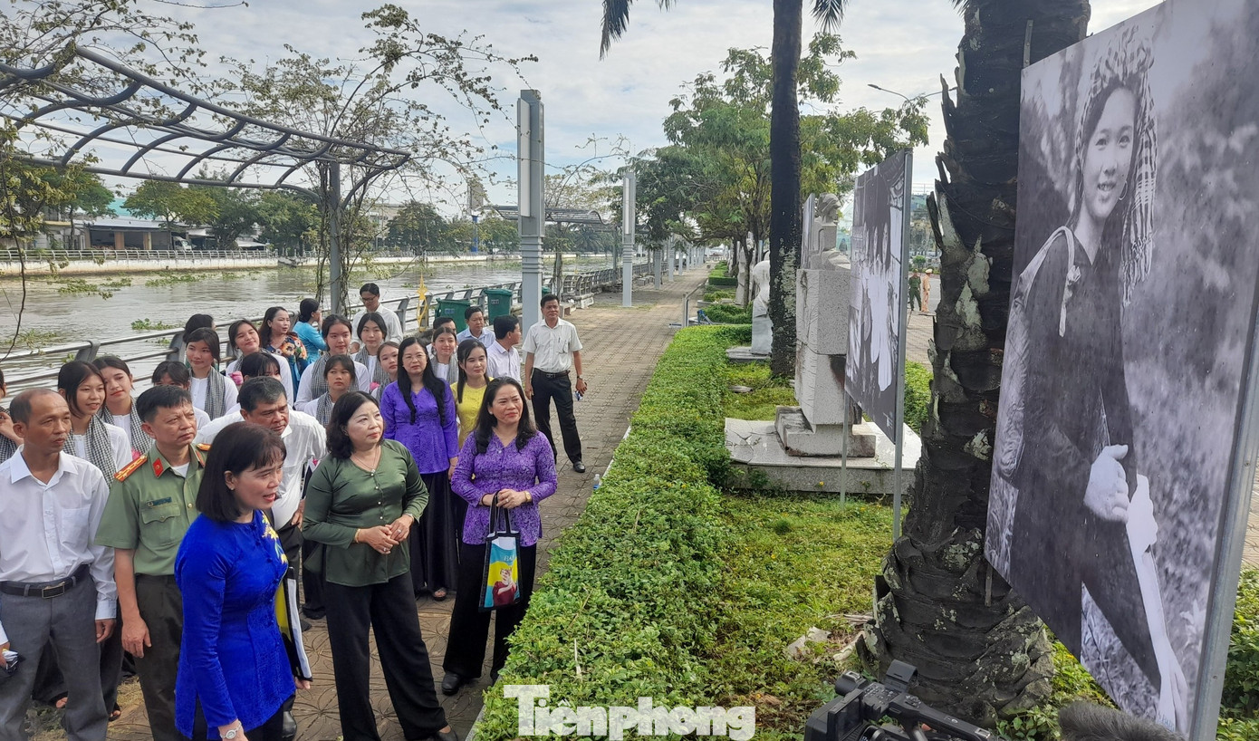 Đại biểu tham quan triển lãm.