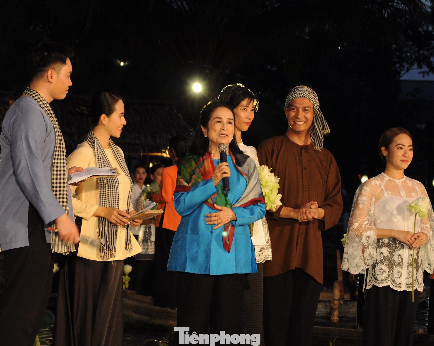 Nghệ sĩ nhân dân Trà Giang tại sự kiện. Hình ảnh chiếc áo bà ba trong phim Chị Tư Hậu đã gắn liền với tên tuổi bà. Qua hơn nửa thế kỷ hình ảnh chị Tư Hậu vẫn là một biểu tượng thanh cao, bền vững cho phụ nữ Nam Bộ.