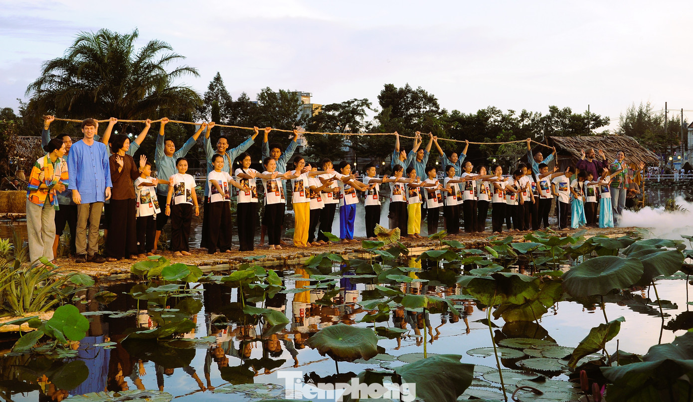 Đây là Festival Áo bà ba lần đầu được tổ chức tại Hậu Giang. Sự kiện diễn ra từ 29/9-1/10 với nhiều hoạt động như giao lưu văn hóa Áo bà ba xưa và nay - Những cung bậc cảm xúc, triển lãm tranh Chiếc áo bà ba xưa và nay, trình diễn áo bà ba trên sông, khu ẩm thực gồm các các món ăn từ khóm Cầu Đúc và cá thát lát Hậu Giang... Sự kiện nằm trong chuỗi hoạt động kỷ niệm 20 năm thành lập tỉnh Hậu Giang (1/1/2004-1/1/2024).