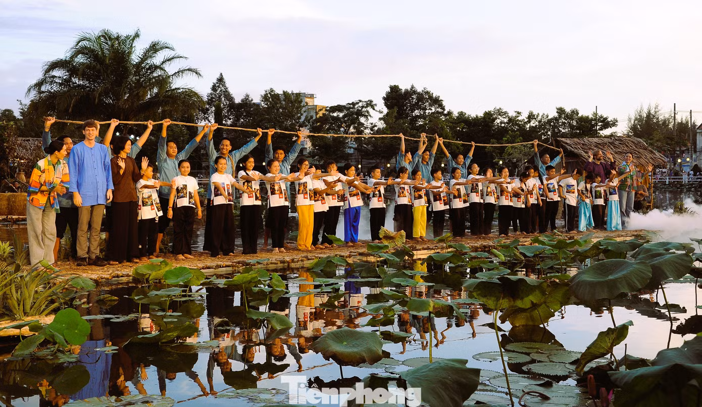 Đây là Festival Áo bà ba lần đầu được tổ chức tại Hậu Giang. Sự kiện diễn ra từ 29/9-1/10 với nhiều hoạt động như giao lưu văn hóa Áo bà ba xưa và nay - Những cung bậc cảm xúc, triển lãm tranh Chiếc áo bà ba xưa và nay, trình diễn áo bà ba trên sông, khu ẩm thực gồm các các món ăn từ khóm Cầu Đúc và cá thát lát Hậu Giang... Sự kiện nằm trong chuỗi hoạt động kỷ niệm 20 năm thành lập tỉnh Hậu Giang (1/1/2004-1/1/2024).