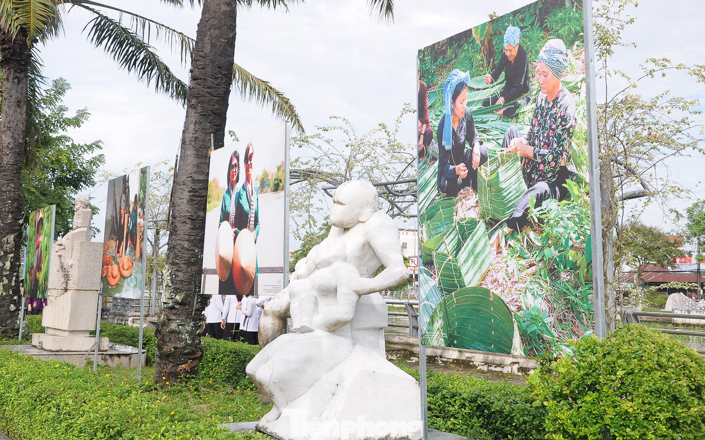 Triển lãm tập hợp trên 100 bức tranh mỹ thuật về áo bà ba từ truyền thống đến hiện đại, nhằm tạo vẻ mỹ quan, thu hút người xem, hình ảnh những chiếc áo bà ba được đến gần hơn với đông đảo người dân.