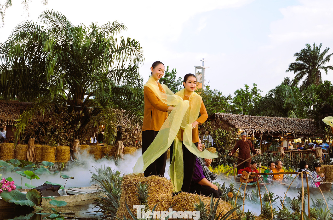 "Hậu Giang mong muốn giới thiệu về vùng đất và con người, những lợi thế đang có, những sản vật đặc trưng thế mạnh của tỉnh và quảng bá chiếc áo bà ba - nét văn hóa độc đáo của dân tộc" - Phó Chủ tịch UBND tỉnh Hậu Giang chia sẻ.