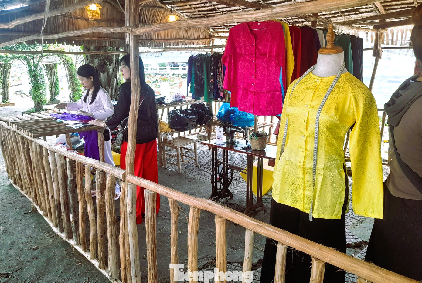 Gian hàng áo bà ba tại khu văn hóa Hồ Sen.