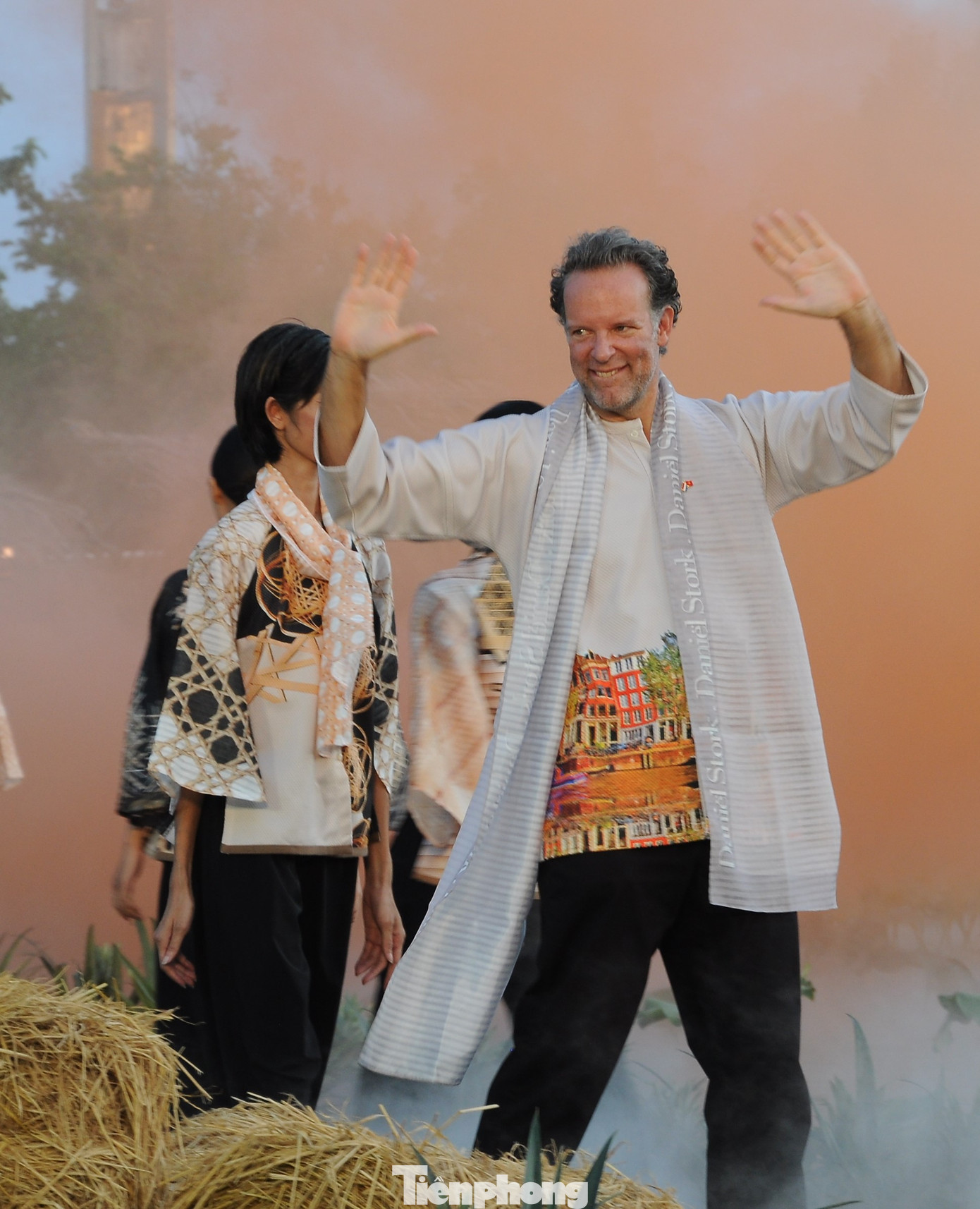 Tổng Lãnh sự quán Hà Lan tại TPHCM Daniel Stork trong trang phục áo bà ba.