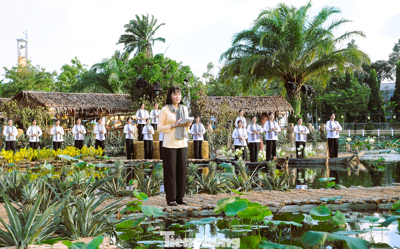 Phát biểu khai mạc Festival, bà Hồ Thu Ánh - Phó Chủ tịch UBND tỉnh Hậu Giang cho biết khi nhắc đến chiếc áo bà ba, mọi người ai cũng nghĩ ngay đến vùng đất Nam Bộ. Trải qua bao thăng trầm của lịch sử, dù trong chiến tranh gian khó, cho đến giai đoạn xây dựng và phát triển hiện đại, chiếc áo bà ba đã đặc biệt gắn liền với các bà, các mẹ, các chị từ trong chiến trận, ra đến công trường, đi vào công sở và xã hội hiện đại ngày nay.