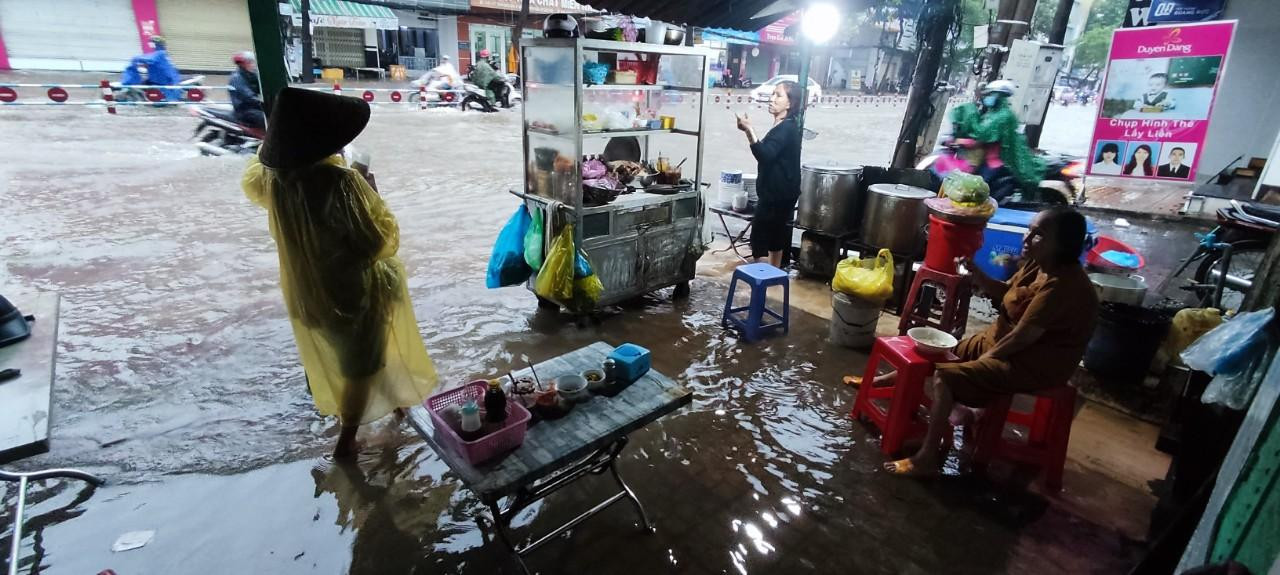 Thời gian xuất hiện đỉnh triều vào lúc 5-7 giờ và 16-18 giờ hàng ngày. Mức độ rủi ro thiên tai do triều cường ở cấp độ 2. Thời gian xuất hiện đỉnh triều vào lúc 5-7 giờ và 16-18 giờ hàng ngày. Mức độ rủi ro thiên tai do triều cường ở cấp độ 2.