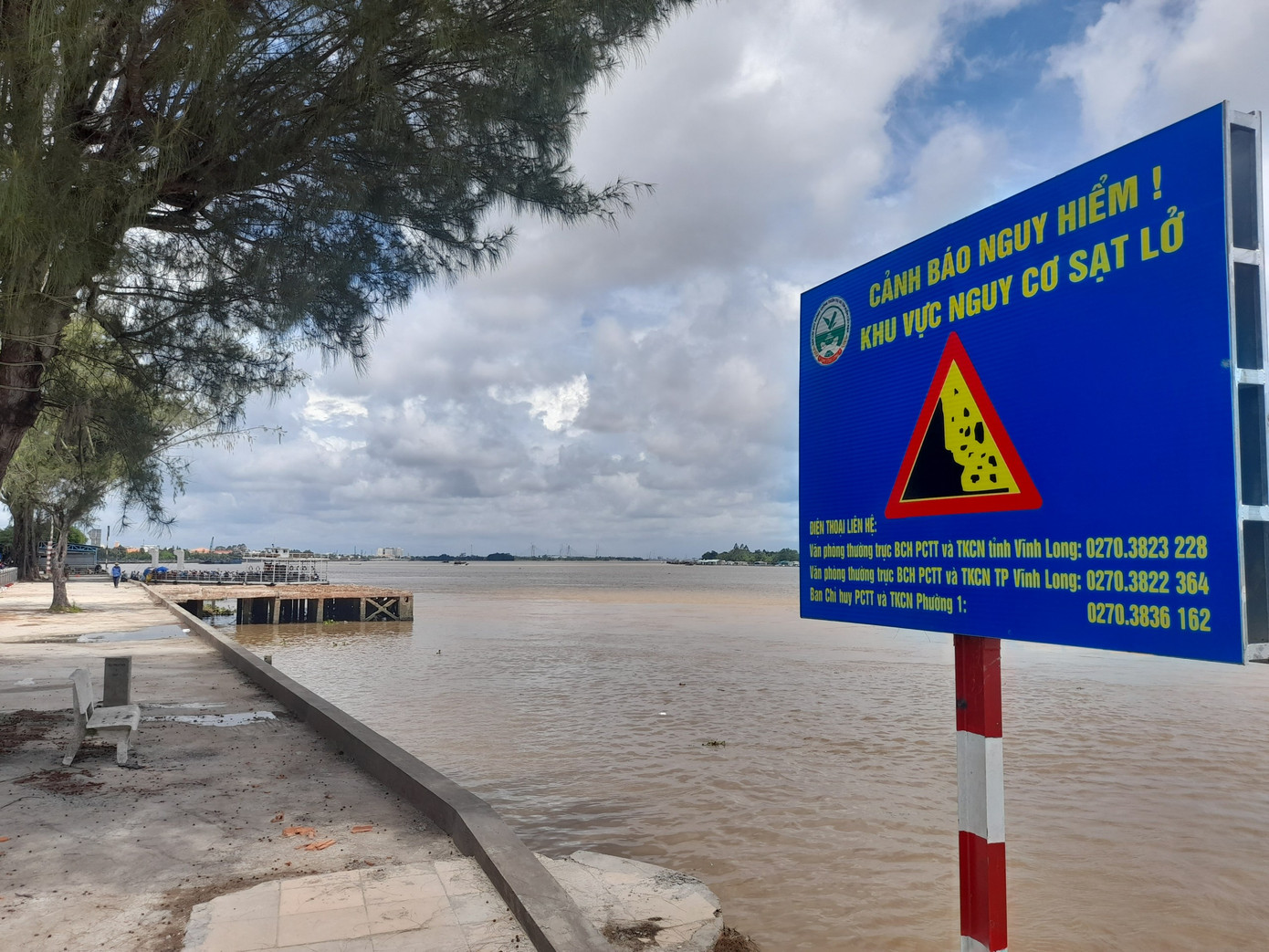 UBND huyện Long Hồ đề xuất giữ nguyên bến phía bờ huyện này, còn bến phía bờ thành phố Vĩnh Long thì dời lên phía thượng nguồn, thuộc phường 2. Phương án này cũng được Sở Giao thông vận tải Vĩnh Long thống nhất. UBND huyện Long Hồ đề xuất giữ nguyên bến phía bờ huyện này, còn bến phía bờ thành phố Vĩnh Long thì dời lên phía thượng nguồn, thuộc phường 2. Phương án này cũng được Sở Giao thông vận tải Vĩnh Long thống nhất.