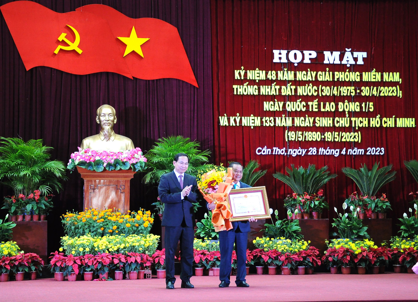 Bí thư Thành ủy Cần Thơ Lê Quang Mạnh trao Huân chương Độc lập hạng Ba của Chủ tịch nước cho ông Trần Quốc Trung - nguyên Bí thư Thành ủy Cần Thơ. Ảnh: Cảnh Kỳ. Bí thư Thành ủy Cần Thơ Lê Quang Mạnh trao Huân chương Độc lập hạng Ba của Chủ tịch nước cho ông Trần Quốc Trung - nguyên Bí thư Thành ủy Cần Thơ. Ảnh: Cảnh Kỳ.