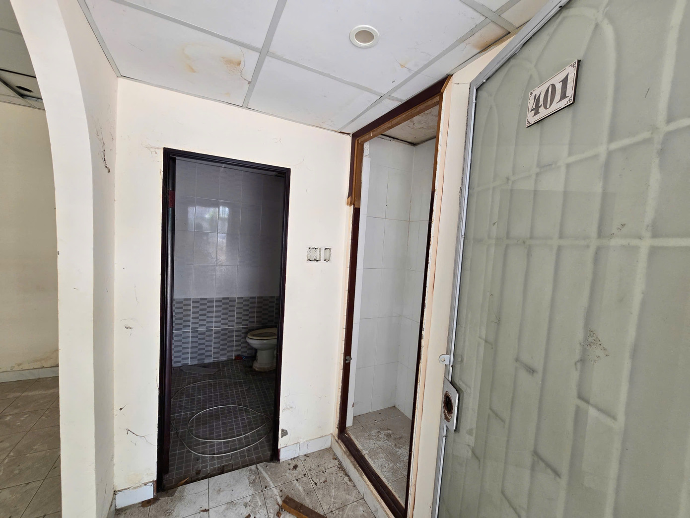 Với tính toán của chủ đầu tư, nhanh nhất cũng phải gần 1 năm nữa 3 nhà khách trên mới sửa xong để cán bộ vào ở. Để rút ngắn tiến độ trên, Sở Xây dựng Cần Thơ đã kiến nghị cấp thẩm quyền sớm phê duyệt chủ trương đầu tư, các sở ngành và đơn vị liên quan ưu tiên rút ngắn thời gian giải quyết hồ sơ, thủ tục thực hiện dự án. Ảnh dãy phòng nghỉ sau Thành uỷ xuống cấp.