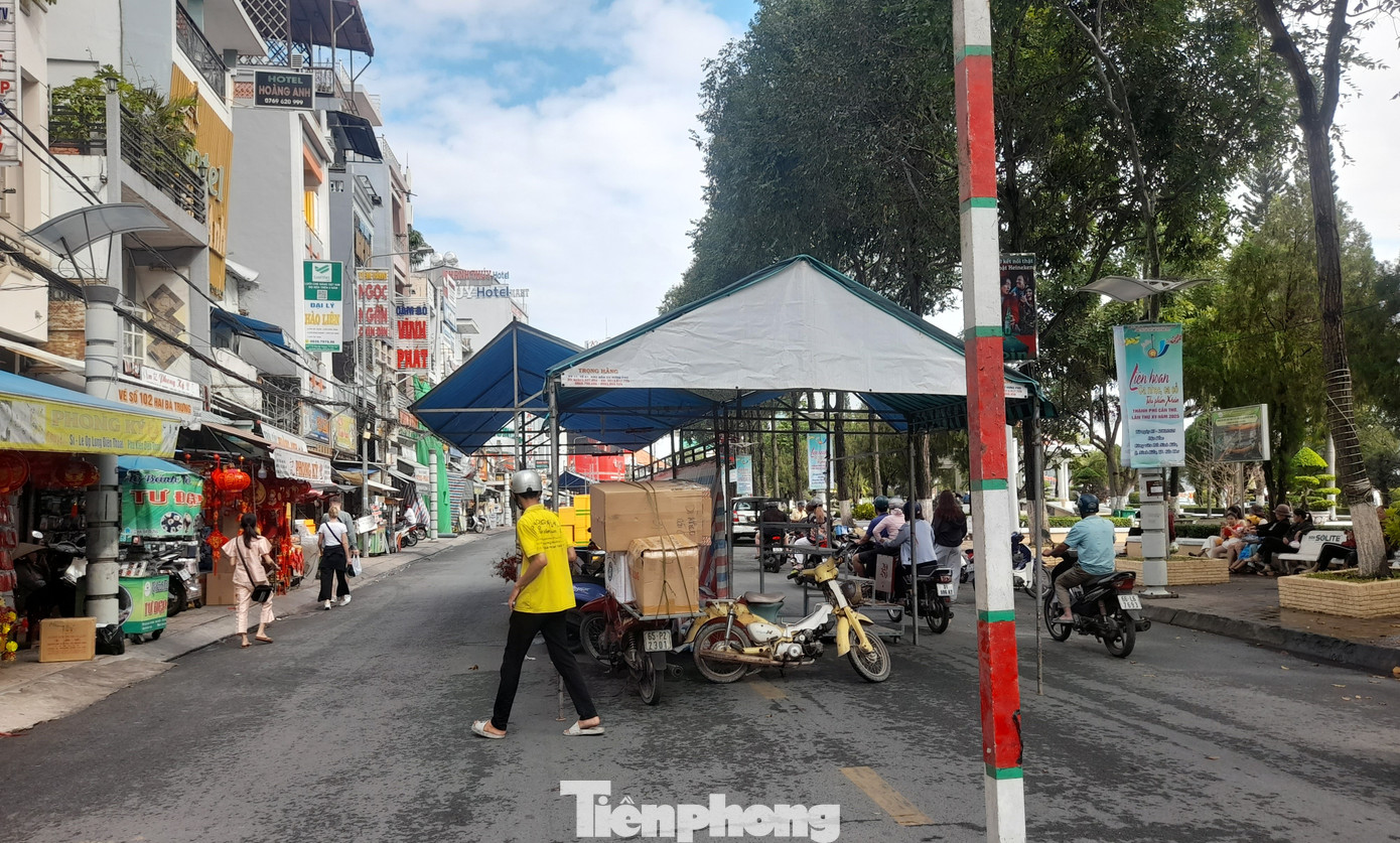 Khu vực chợ hoa Xuân tại Bến Ninh Kiều cũng đang được triển khai mặt bằng gian hàng.