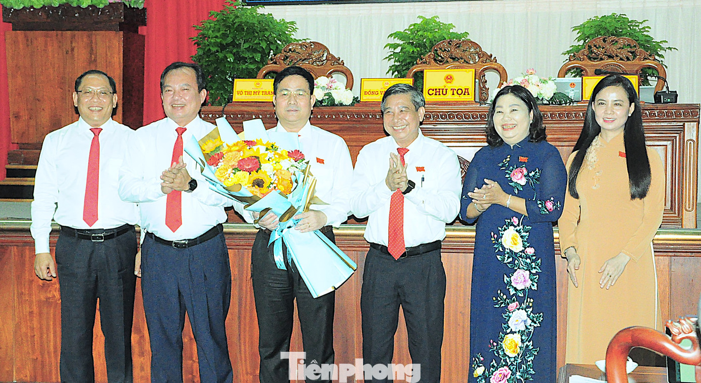 Lãnh đạo Tỉnh ủy, HĐND, UBND tỉnh Hậu Giang chúc mừng ông Trần Văn Huyến (cầm hoa). Lãnh đạo Tỉnh ủy, HĐND, UBND tỉnh Hậu Giang chúc mừng ông Trần Văn Huyến (cầm hoa).