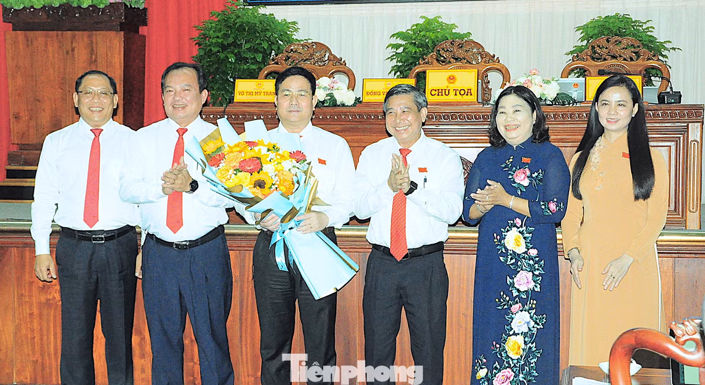 Lãnh đạo Tỉnh ủy, HĐND, UBND tỉnh Hậu Giang chúc mừng ông Trần Văn Huyến (cầm hoa).