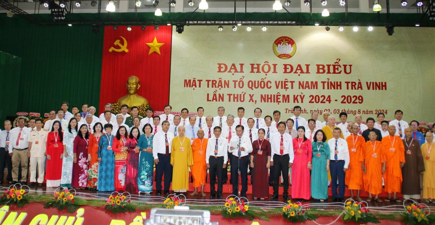 Ủy ban MTTQ Việt Nam tỉnh Trà Vinh khóa mới ra mắt đại hội. Ảnh: Trúc Phương