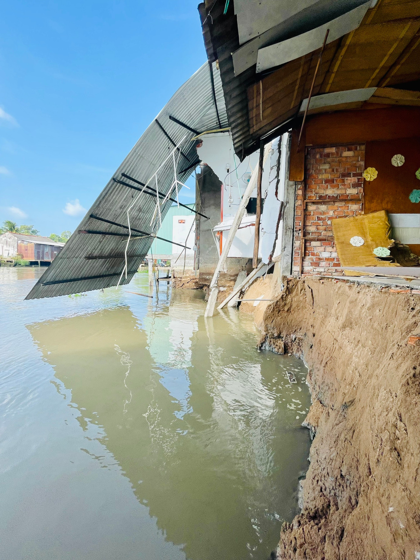 Hiện trường vụ sạt lở tại ấp Thạnh Lợi A1, xã Tân Long, huyện Phụng Hiệp. Hiện trường vụ sạt lở tại ấp Thạnh Lợi A1, xã Tân Long, huyện Phụng Hiệp.