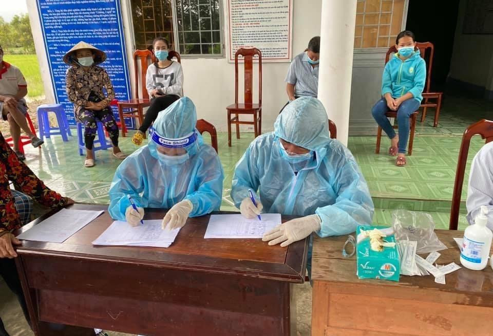 Nữ sinh Lê Thị Thùy Trang tham gia phòng chống dịch COVID-19.