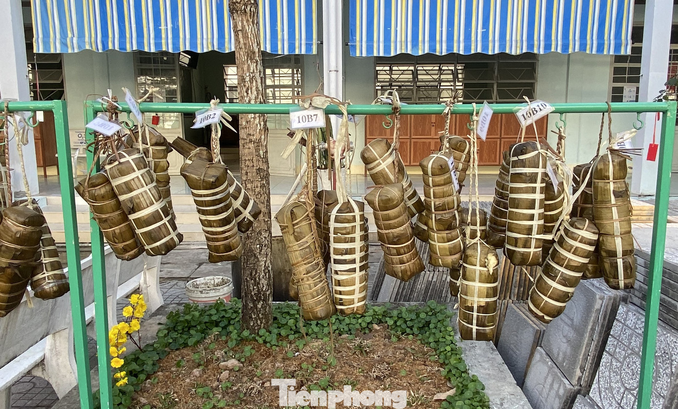 Bánh tét sau khi được nấu chín. Bánh tét sau khi được nấu chín.