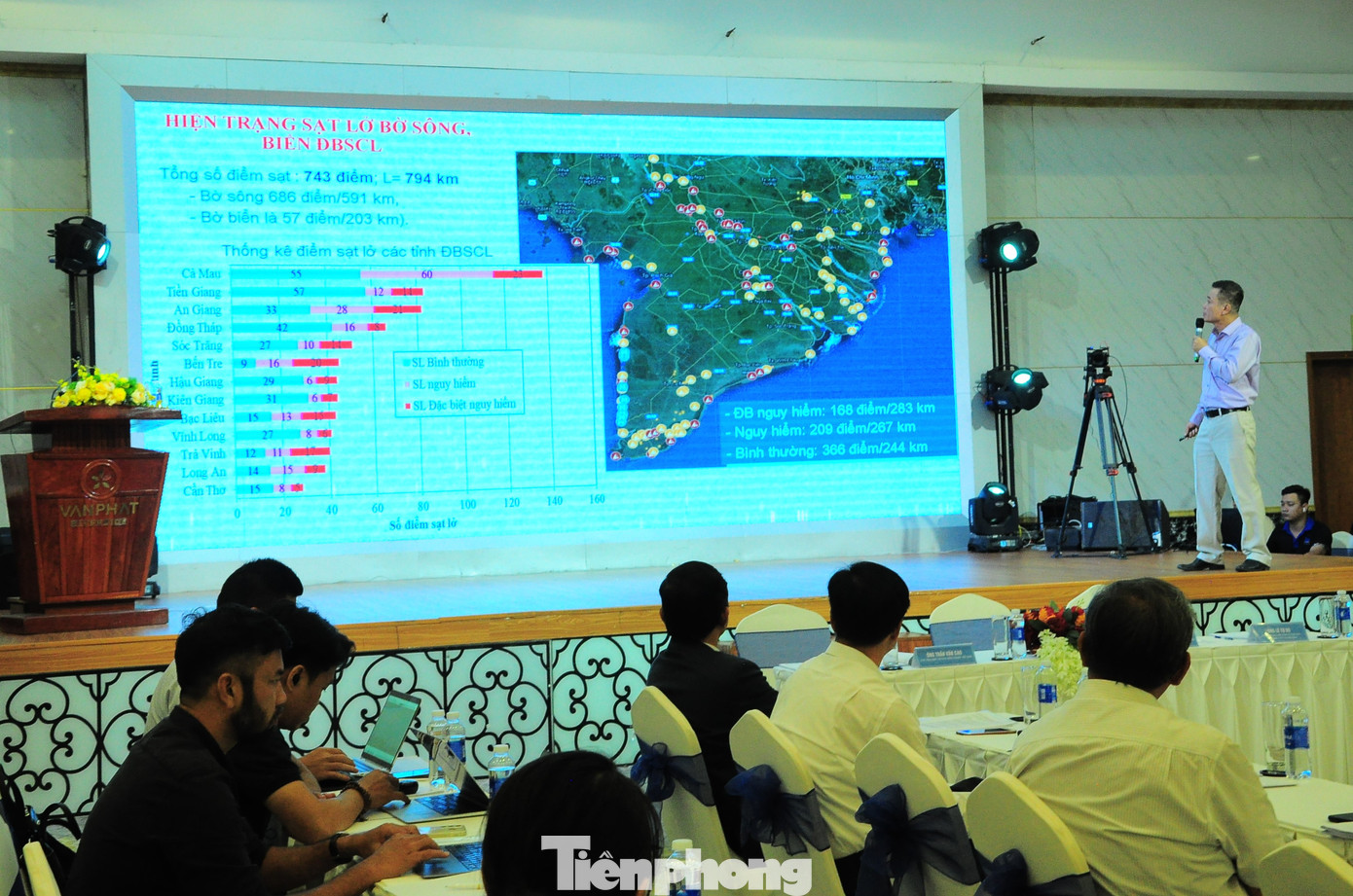 Đại diện Viện Khoa học thủy lợi Miền Nam thông tin về tình hình sạt lở. Ảnh: CK Đại diện Viện Khoa học thủy lợi Miền Nam thông tin về tình hình sạt lở. Ảnh: CK