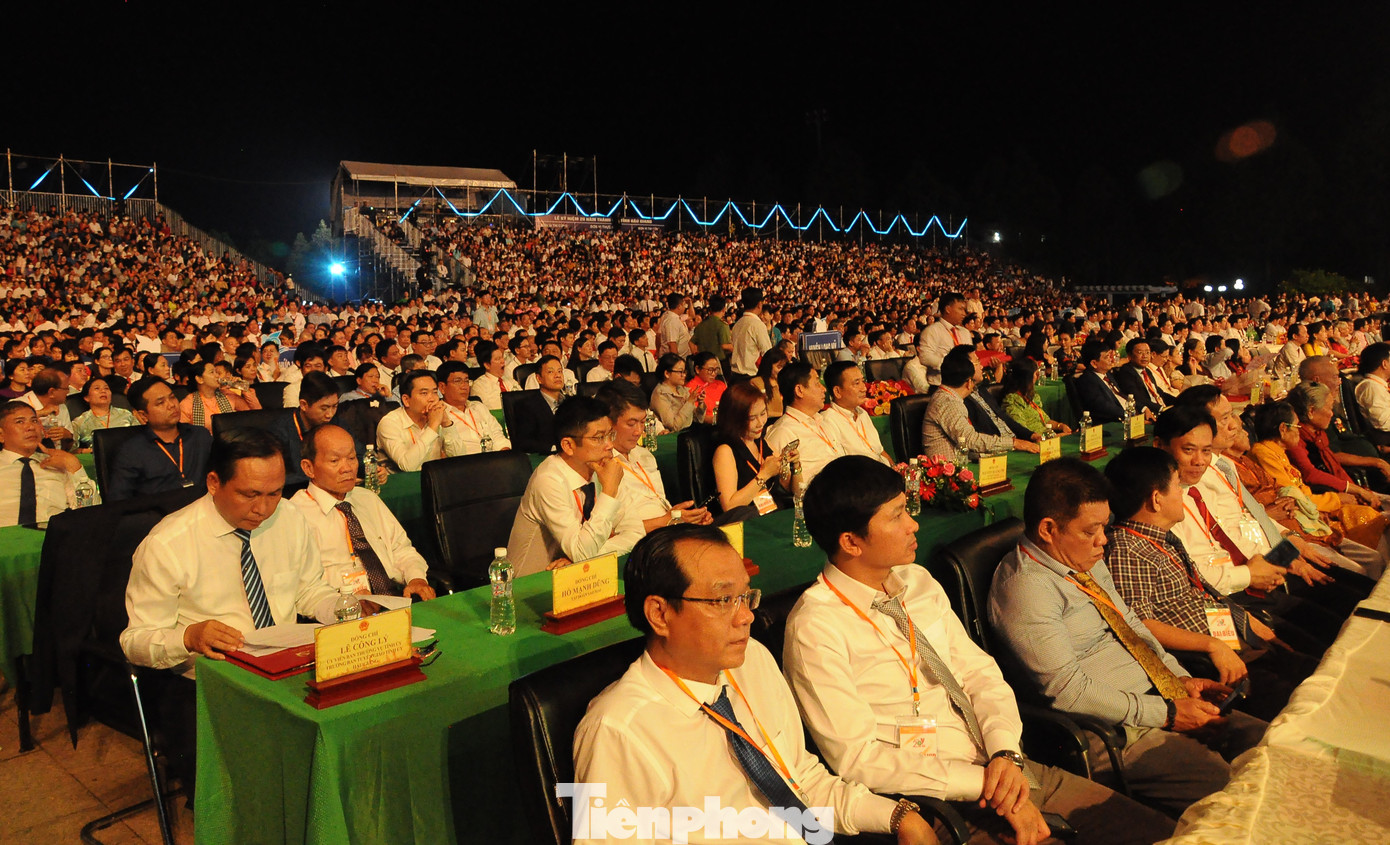 Đông đảo đại biểu và người dân tham dự lễ kỷ niệm. Đông đảo đại biểu và người dân tham dự lễ kỷ niệm.
