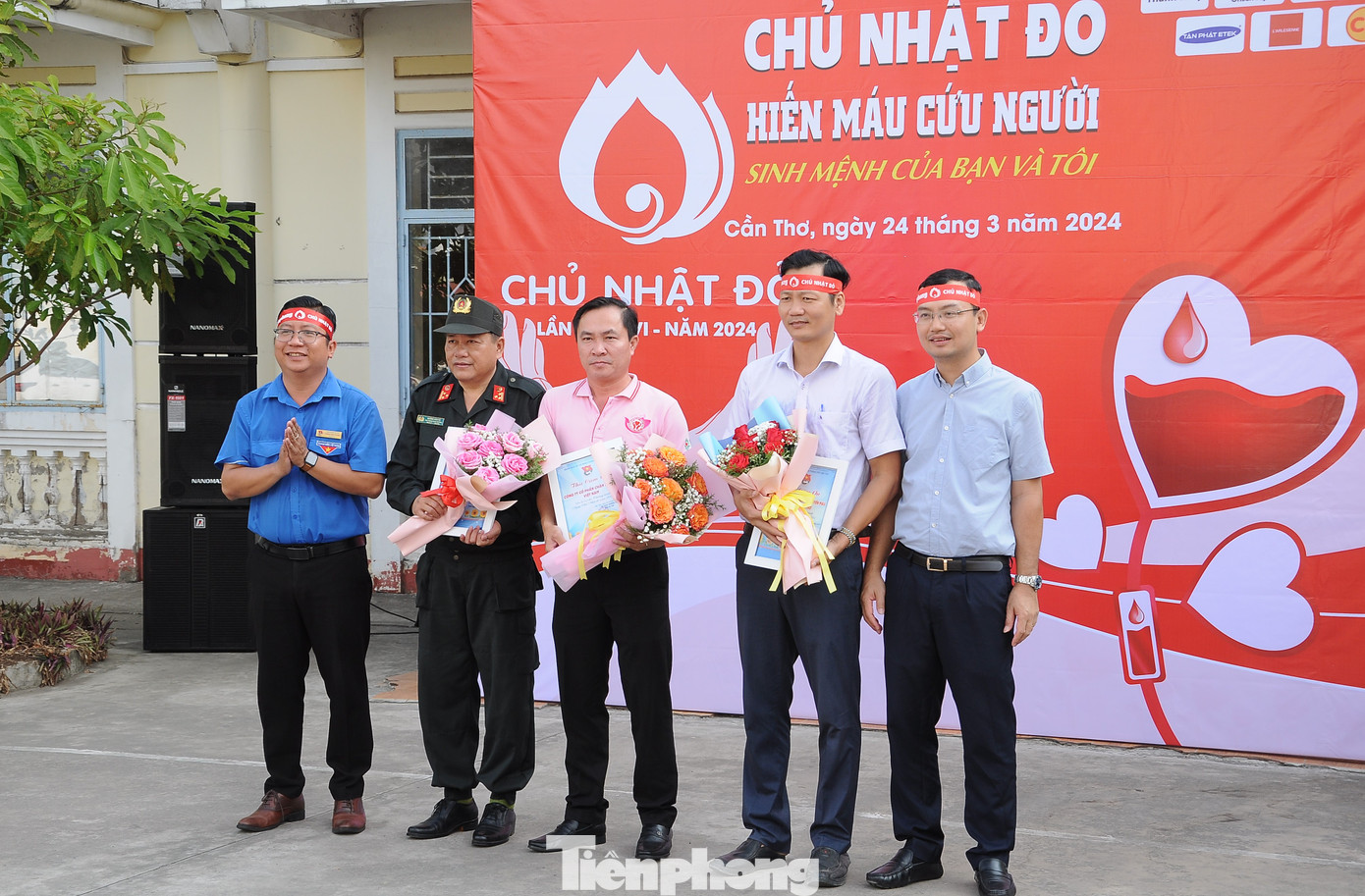 Đại diện Thành Đoàn Cần Thơ và Báo Tiền Phong trao thư cảm ơn đến các đơn vị đồng hành. Đại diện Thành Đoàn Cần Thơ và Báo Tiền Phong trao thư cảm ơn đến các đơn vị đồng hành.