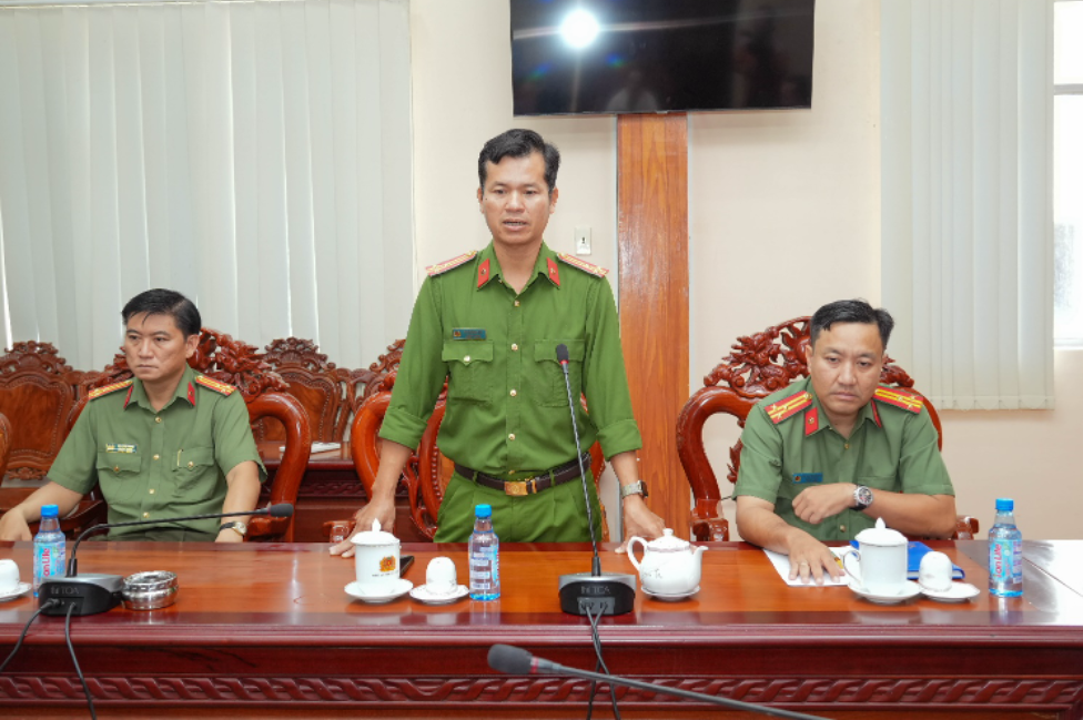 Thượng tá Huỳnh Minh Thơ báo cáo tóm tắt kết quả vụ án tại lễ trao thưởng. Thượng tá Huỳnh Minh Thơ báo cáo tóm tắt kết quả vụ án tại lễ trao thưởng.