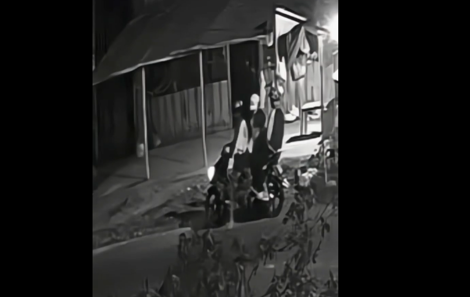 Thiếu nữ cùng hai thanh niên lên xe bỏ nhà đi. Ảnh cắt từ clip.