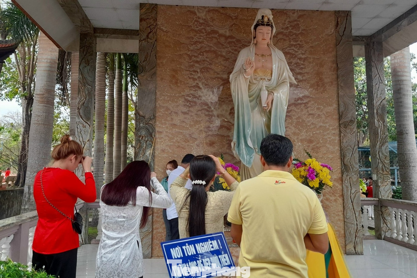 Dâng hương, dâng hoa, cầu phúc cho năm mới.