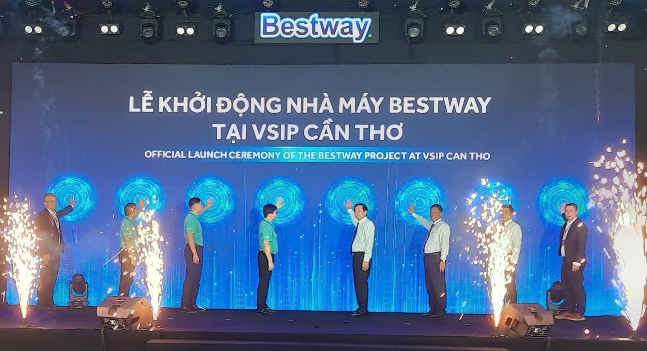 Đại biểu thực hiện nghi thức khởi động nhà máy đầu tiên tại khu công nghiệp lớn nhất Cần Thơ. Đại biểu thực hiện nghi thức khởi động nhà máy đầu tiên tại khu công nghiệp lớn nhất Cần Thơ.