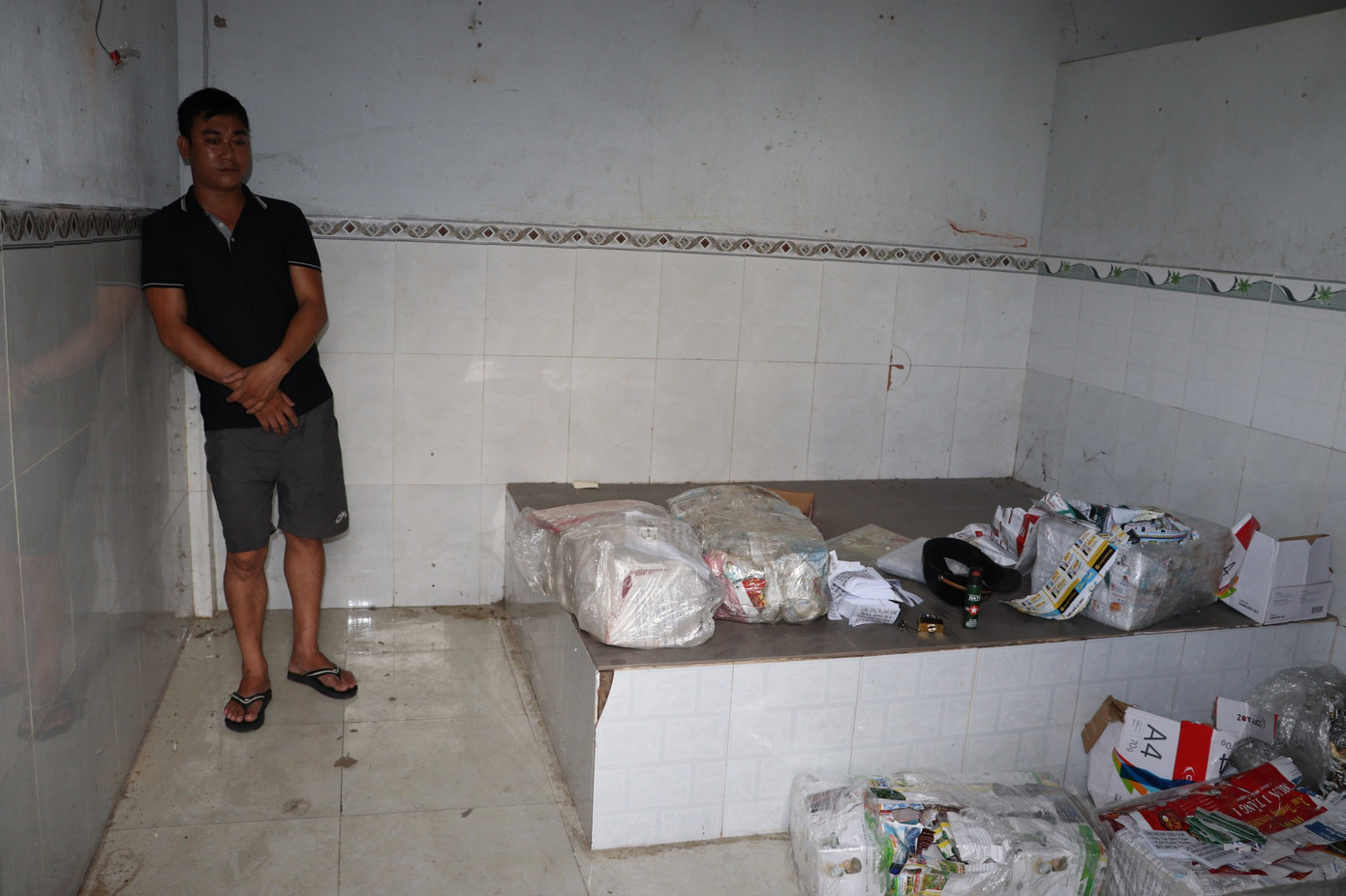 Bùi Thế Đợi cùng hơn 150kg tờ rơi quảng cáo vay tiền, hợp đồng vay tiền tại phòng trọ. Bùi Thế Đợi cùng hơn 150kg tờ rơi quảng cáo vay tiền, hợp đồng vay tiền tại phòng trọ.