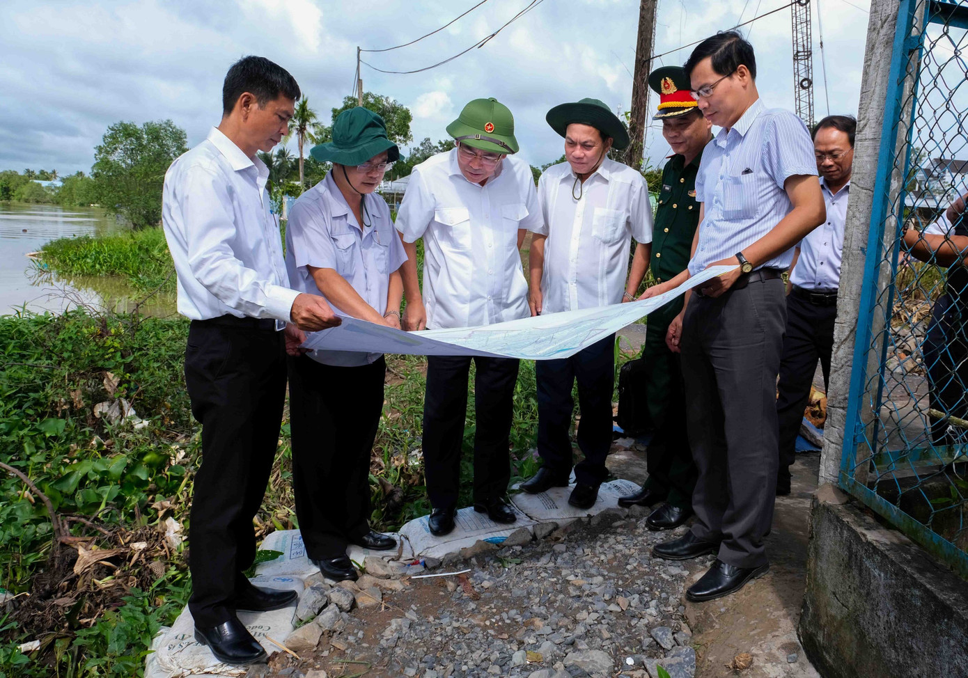 Đoàn công tác khảo sát khu vực bờ sông Trà Nóc, quận Bình Thủy, TP Cần Thơ.