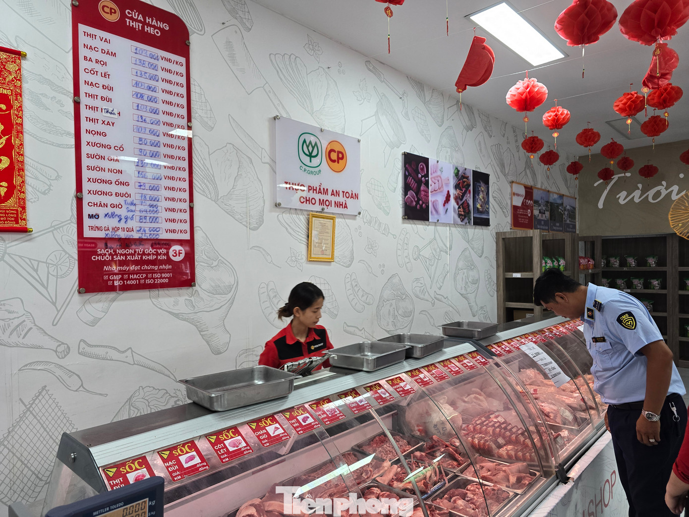 Điểm tiếp theo đoàn công tác tiến hành kiểm tra là cửa hàng Fresh Shop của Công ty C.P tại đường Đinh Tiên Hoàng, quận Ninh Kiều.