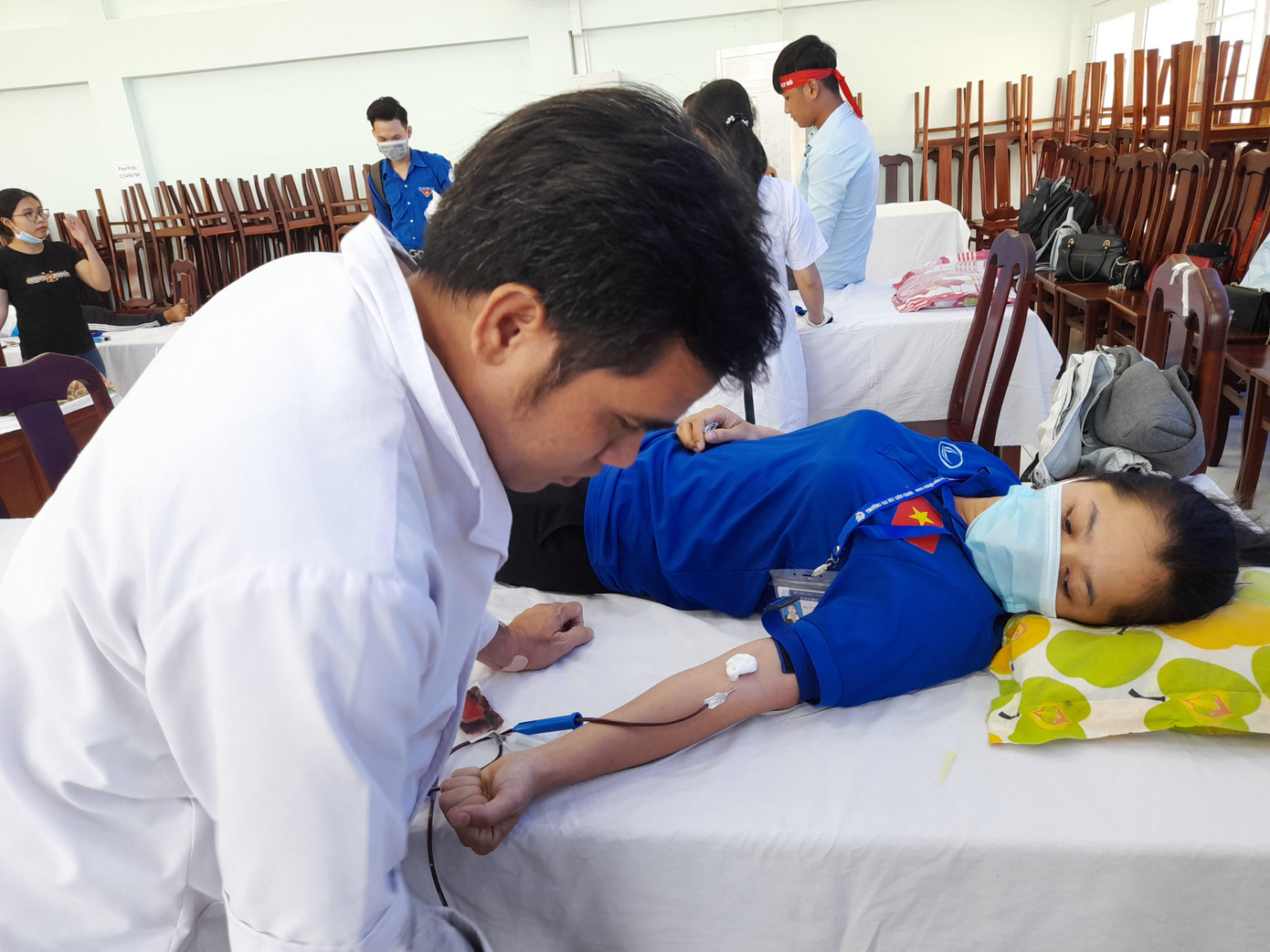 Cô Huỳnh Ngọc Thúy (Giảng viên Khoa Chính trị - Quốc phòng, ĐH Kiên Giang) tham gia hiến máu.